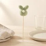 Króliczek na patyku dekoracyjny 37 cm zielony