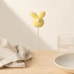 Króliczek na patyku dekoracyjny 37 cm żółty
