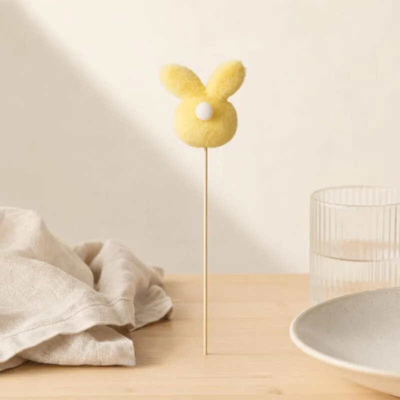 Króliczek na patyku dekoracyjny 37 cm żółty