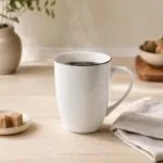 Kubek porcelanowy z czarnym rantem 370 ml Simple biały